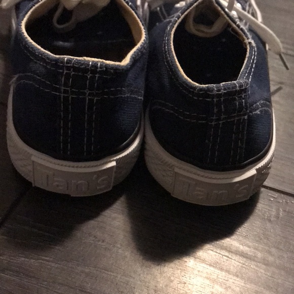 #48 Like new sneakers - Picture 2 of 4